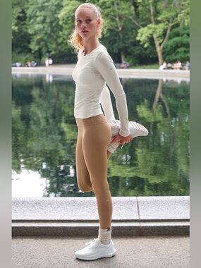 ALO Yoga - Airlift Legging, Toasted Almond, (M), 7/8 length - NWT